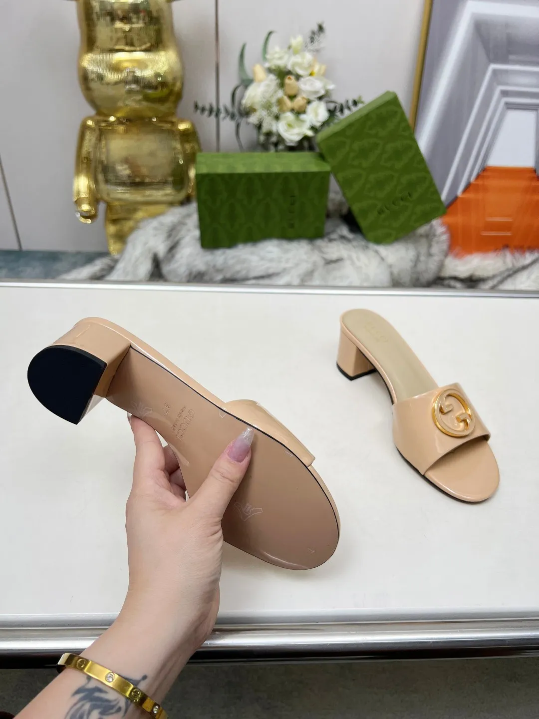 👟👟Ex-factory price 360👟👟 Genuine leather sole +40 Gucci 𝟐𝟎𝟐5 new spring and summer double G buckle round toe medium heel slippers, this G family series of slippers are so beautiful, high-end must buy~ The double G Logo is so beautiful on the feet, a classy style! The buttons have the GUCCI logo. Fabric: Cowhide Lining: Sheepskin lining Sheepskin pad Heel height: 5CM Sole: Italian genuine leather outsole Size: 35-44 [42 43 44 customized]